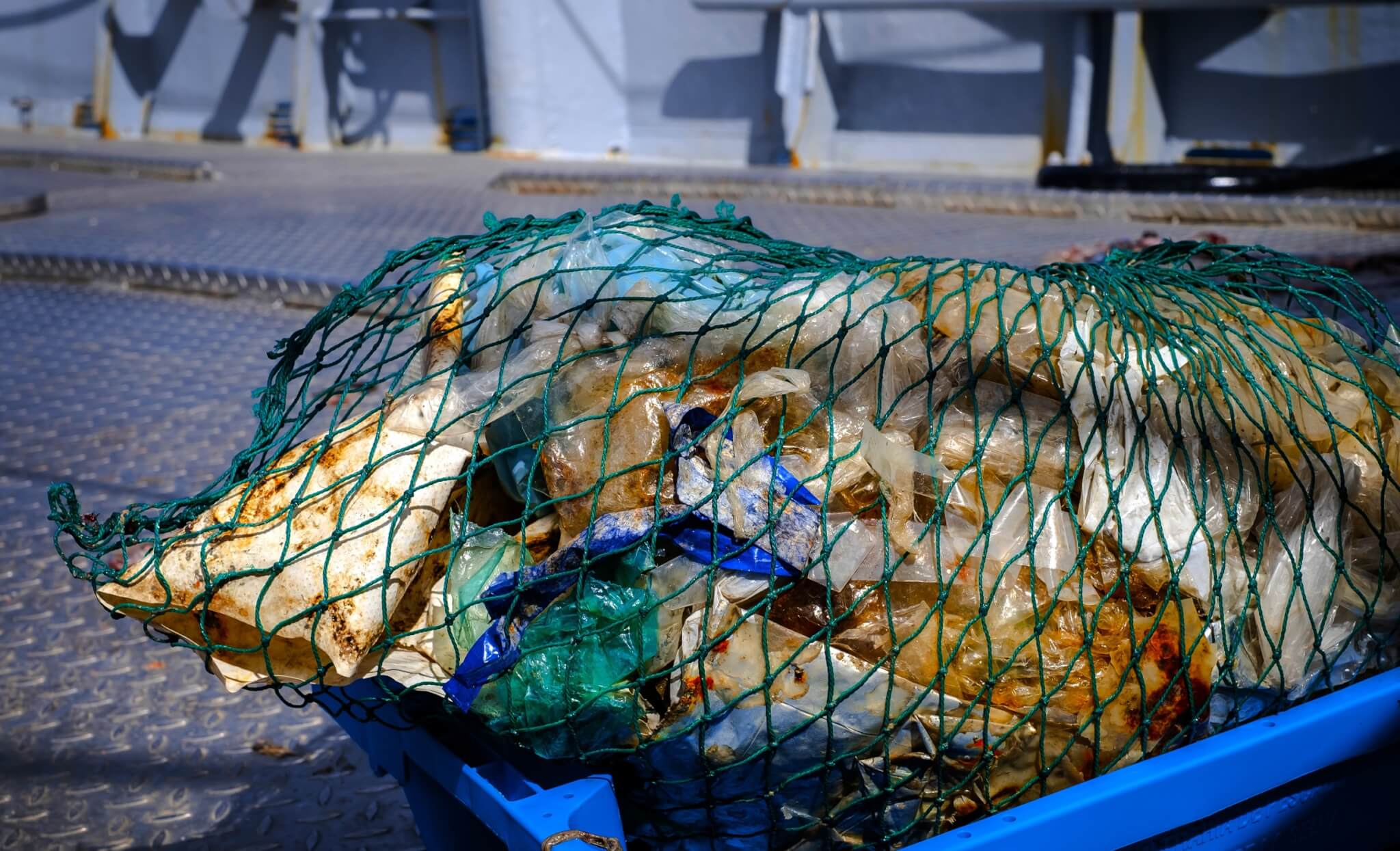 Plásticos e o poluição no mar - Fisherman6® SKIZO by iRcycle