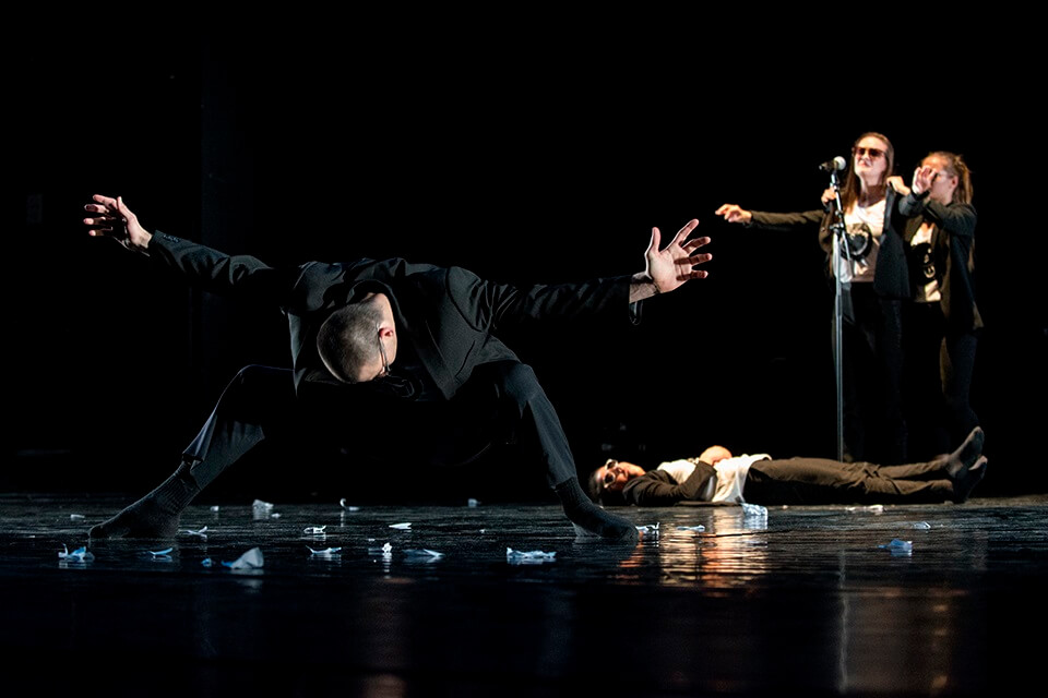 O movimento dos corpos numa peça de dança, captado numa imagem magnífica de Rute Violante - Dança contemporânea 