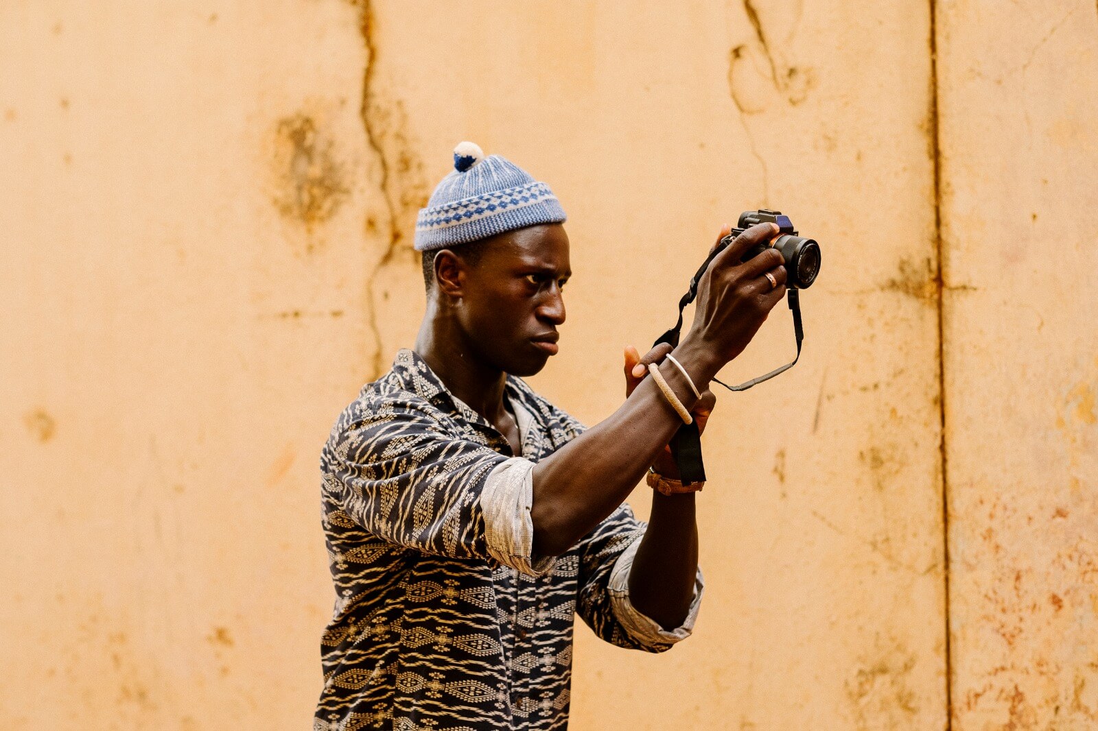 Welket Bungué em Bissau filmando o documentário 'Elaeis Guineeensis' (2019)