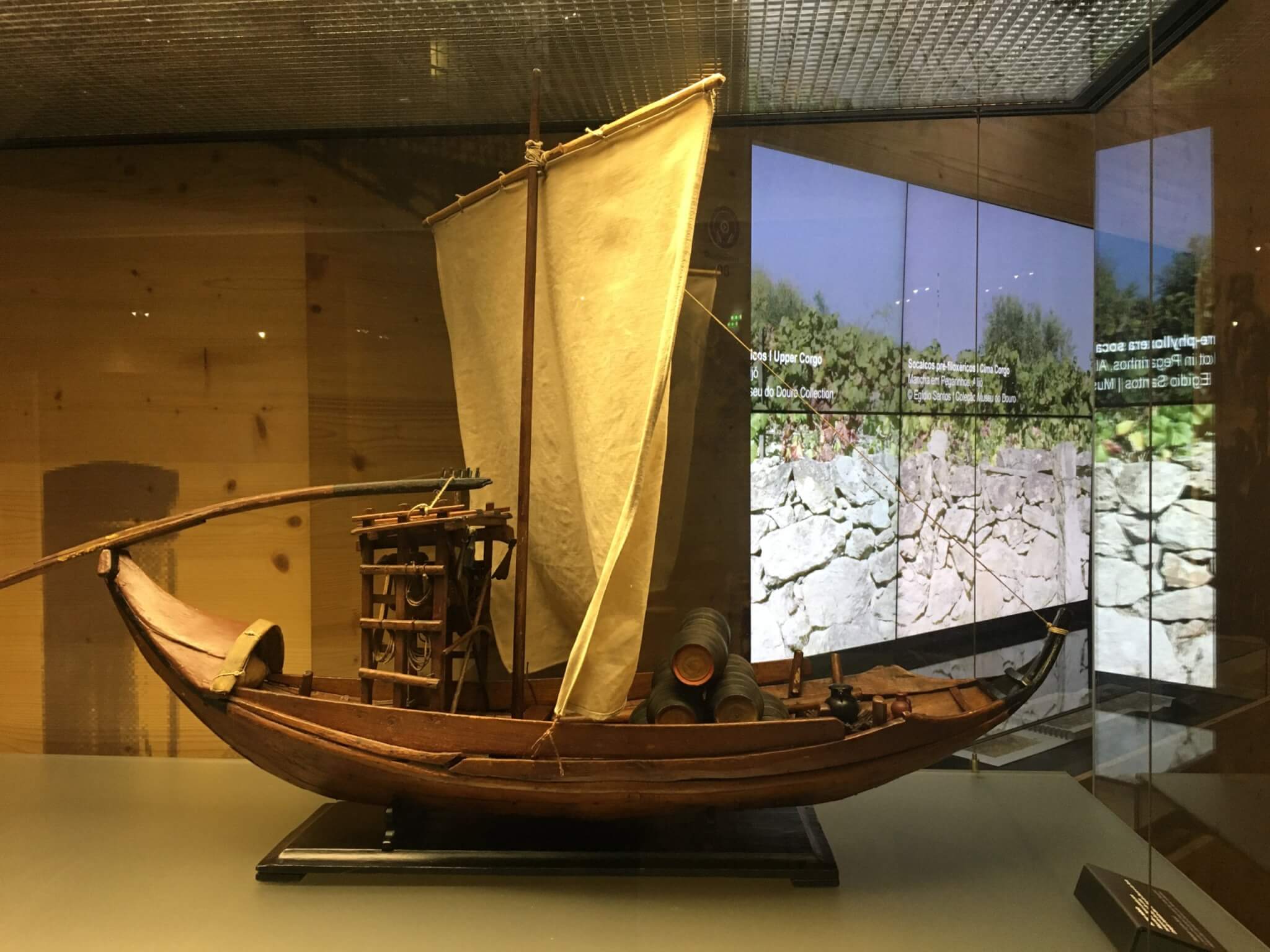 miniatura de barco rabelo exposta no museu do douro
