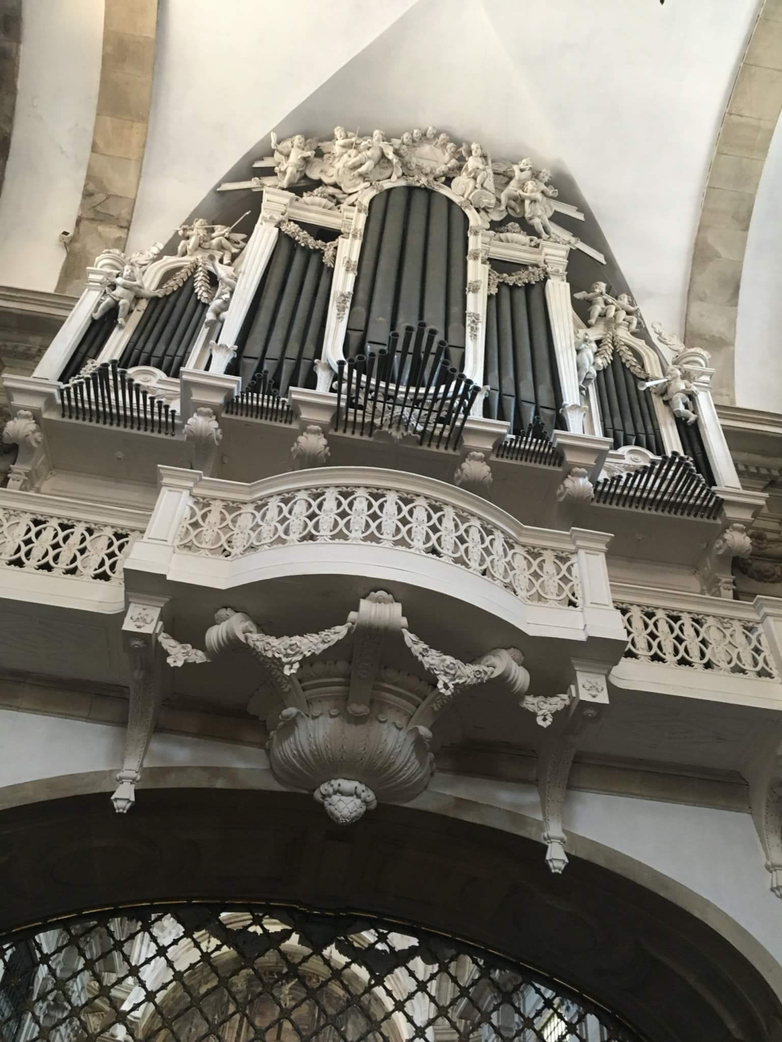 Órgão na igreja do Mosteiro Lorvão